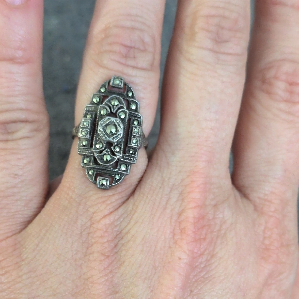 Elegant Silver Marcasite Ring